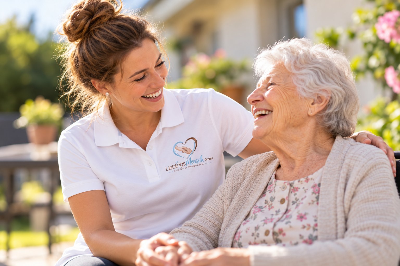 KI-Bild: Pflegekraft und Seniorin sitzen lachend nebeneinander